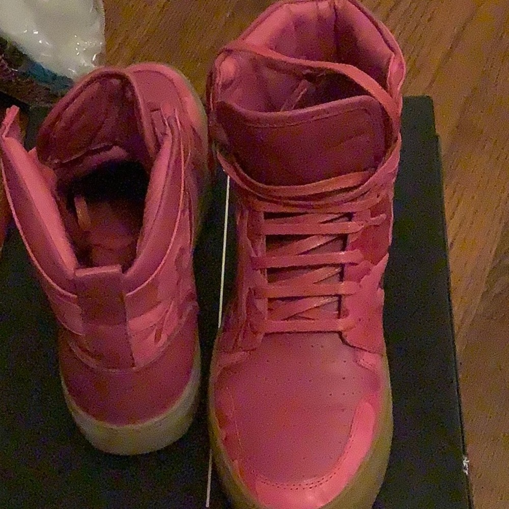 Beautiful pink brand new alligator gym shoes